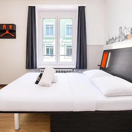Готель Easyhotel Limmatplatz 2*
