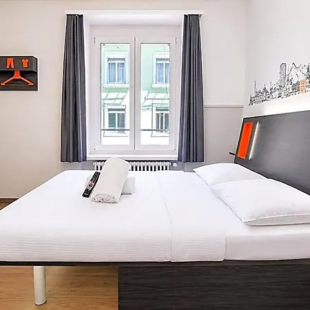 Easyhotel Limmatplatz Готель 2*