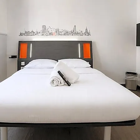 Easyhotel Limmatplatz Готель Цюрих